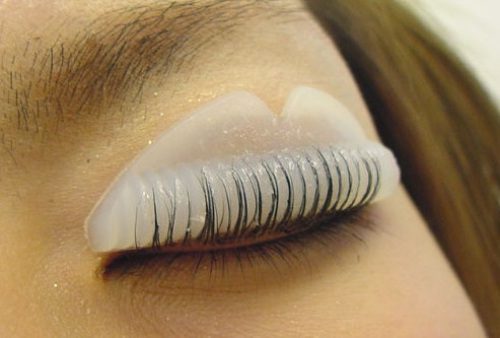 セルフまつげパーマはチリチリになる危険が！？デメリットと失敗しないコツ
